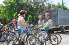 Du khách nước ngoài đạp xe và trồng cây ở Cúc Phương