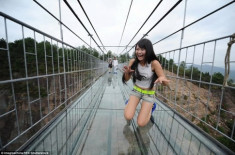 Du khách ‘thót tim’ khi đi trên cầu treo bằng kính ở Trung Quốc