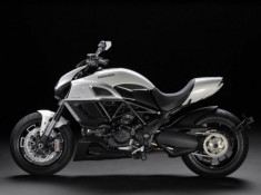 Ducati Diavel đứa con lai “ ác quỷ” của 2 dòng nakedbike và cruiser