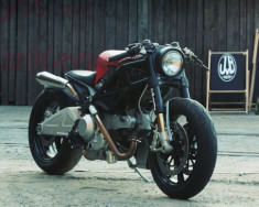 Ducati Monster 1100 lạ lẫm.