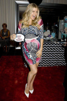 Fergie mặc sành điệu khi mang bầu