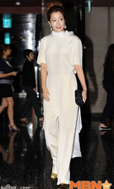 Gái một con Kim Hee Sun duyên dáng trong sắc trắng