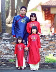 Gia đình Bình Minh diện áo dài đón xuân