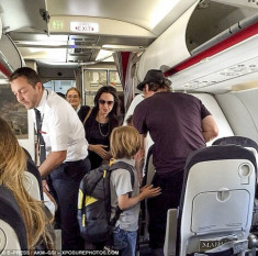 Gia đình Brad Pitt và Angelina Jolie gây sốc khi bay hạng ‘thường dân’
