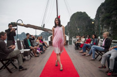 Hà Đăng, Chu La làm sàn catwalk trên du thuyền