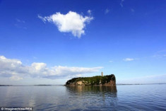 Hồ nước ngọt lớn nhất Trung Quốc bỗng hóa đồng cỏ
