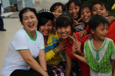 Hoa hậu Diễm Hương và nghệ sĩ Thanh Thủy tặng nhà cho người nghèo