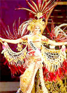Hoa hậu Hoàn vũ thi ‘Trang phục dân tộc’