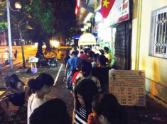 Hoa quả dầm đông khách xếp hàng ở Hà Nội