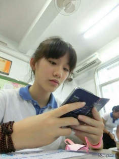 Học sinh Trung Quốc dùng mánh để sử dụng điện thoại trong lớp