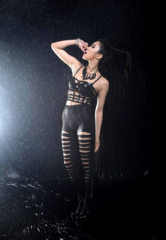 Hot girl quyến rũ cùng ‘Umbrella and Rain’