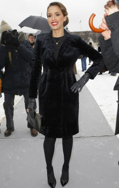 Jessica Alba son đỏ nổi bật tại tuần thời trang Paris
