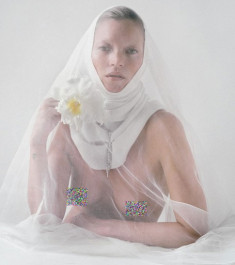 Kate Moss phủ khăn voan che ngực trần