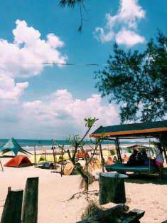 Khu cắm trại bãi biển thu hút hàng trăm khách bụi ở Lagi