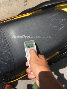 Kiểm tra độ nóng của yên và cốp xe dưới trời nắng kỷ lục