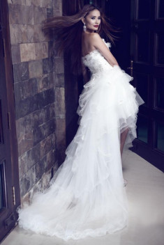 Kim Minh mặc váy cưới vẫn cá tính