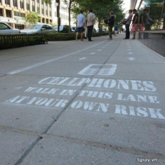 Lối đi bộ dành riêng cho những ai sử dụng điện thoại trong Thủ đô Washington D.C. Mỹ