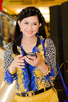 Mẹ chồng Tăng Thanh Hà diện trang phục sặc sỡ