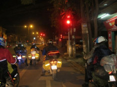 Mẹo cầm lái an toàn khi phượt đêm bằng xe máy