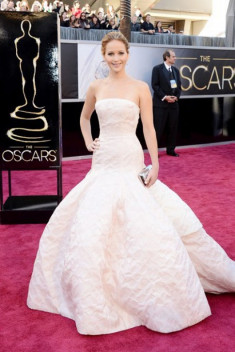 Mỹ nhân Hollywood mê đắm váy Dior