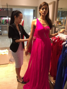 Mỹ nhân Singapore diện váy của nhà thiết kế Việt ở Miss Universe