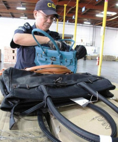 Mỹ thu giữ 1.500 túi Hermes giả đến từ Trung Quốc
