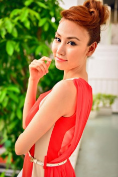 Ngân Khánh nổi bật với váy color block