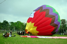 Nghỉ lễ 30.4: Người dân hào hứng ngắm khinh khí cầu khổng lồ