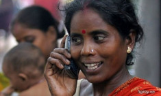 Người Ấn Độ đón cơn mưa smartphone giá rẻ - Điện thoại