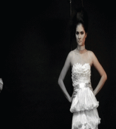 Người mẫu mặc váy làm từ hơn 700 bao cao su