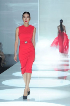 Người mẫu rực sắc đỏ với ‘Optic fire’ của Huy Trần