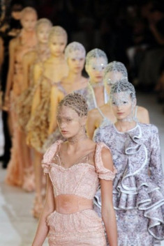 Nhà thiết kế váy cưới của Kate gây choáng ngợp tại Paris