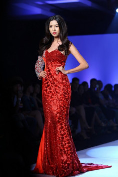 Nhà thiết kế Việt khoe bộ sưu tập váy dự tiệc đính đá thủ công