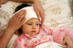 Những cách hạ sốt khiến bé bệnh thêm nặng