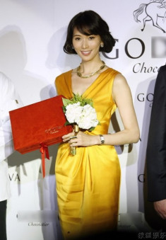 Những chiếc váy vàng quyến rũ của mỹ nhân gốc Hoa