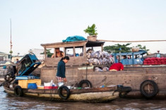 Những quán ăn di động trên dòng Hậu Giang