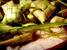 No bụng với bánh gạo Ketupat