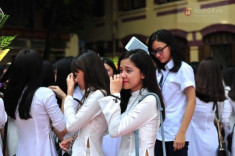 Nụ hôn ngọt ngào trong ngày bế giảng của teen Trần Phú