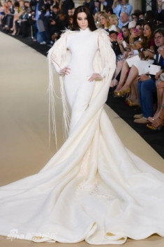 Phạm Băng Băng diễn thời trang với váy dài 6 m