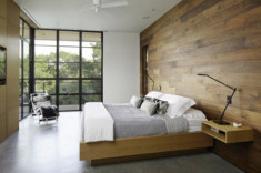 Phòng ngủ ấm áp chỉ nhờ một bức tường gỗ