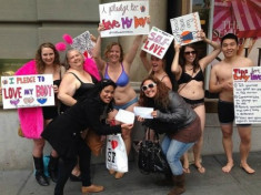Phụ nữ béo biểu tình ngoài cửa hàng Victoria‘s Secret