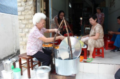 Quán bánh canh chỉ bán một tiếng ở Sài Gòn