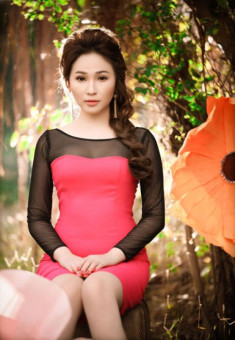 Quỳnh Thư diện váy do mình thiết kế