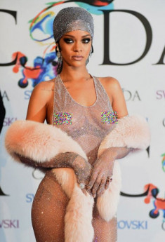 Rihanna không xấu hổ khi mặc váy mỏng tang