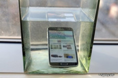 Samsung Galaxy S5 trình diễn khả năng chịu nước siêu hạng
