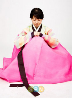 ‘Sao’ Hàn Quốc trình diễn hanbok