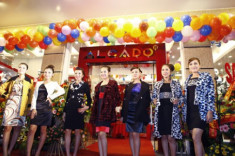 ‘Sao’ tới dự khai trương showroom mới của Alcado