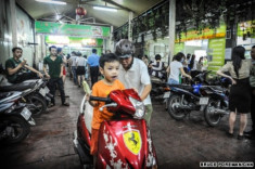 Sinh hoạt trên xe máy thói quen của người Việt