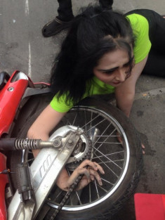 Tai nạn khiến cô gái xinh đẹp bị dính cánh tay vào bánh xe Wave