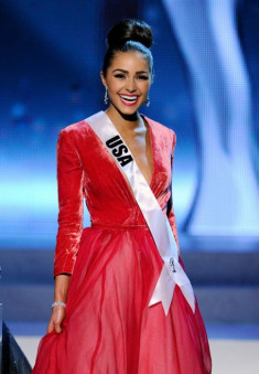 Tân Miss Universe diện váy dạ hội hàng hiệu cao cấp